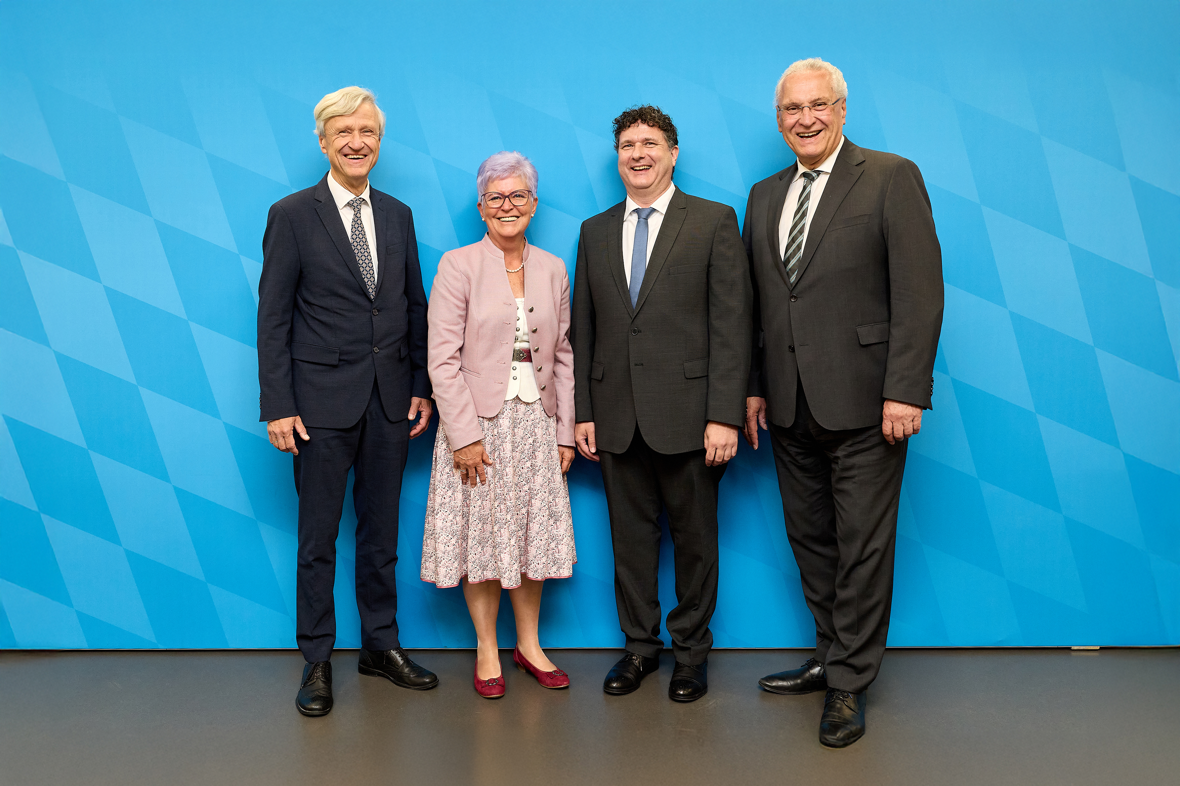 Auf dem Gruppenbild werden von links nach rechts Präsident Dr. Thomas Gößl, die scheidende Vizepräsidentin Frau Anna Staudhammer, ihr Amtsnachfolger Herr Sven Muth und Herr Staatsminister Joachim Herrmann gezeigt. Auf dem Gruppenbild werden von links nach rechts Präsident Dr. Thomas Gößl, die scheidende Vizepräsidentin Frau Anna Staudhammer, ihr Amtsnachfolger Herr Sven Muth und Herr Staatsminister Joachim Herrmann gezeigt.
