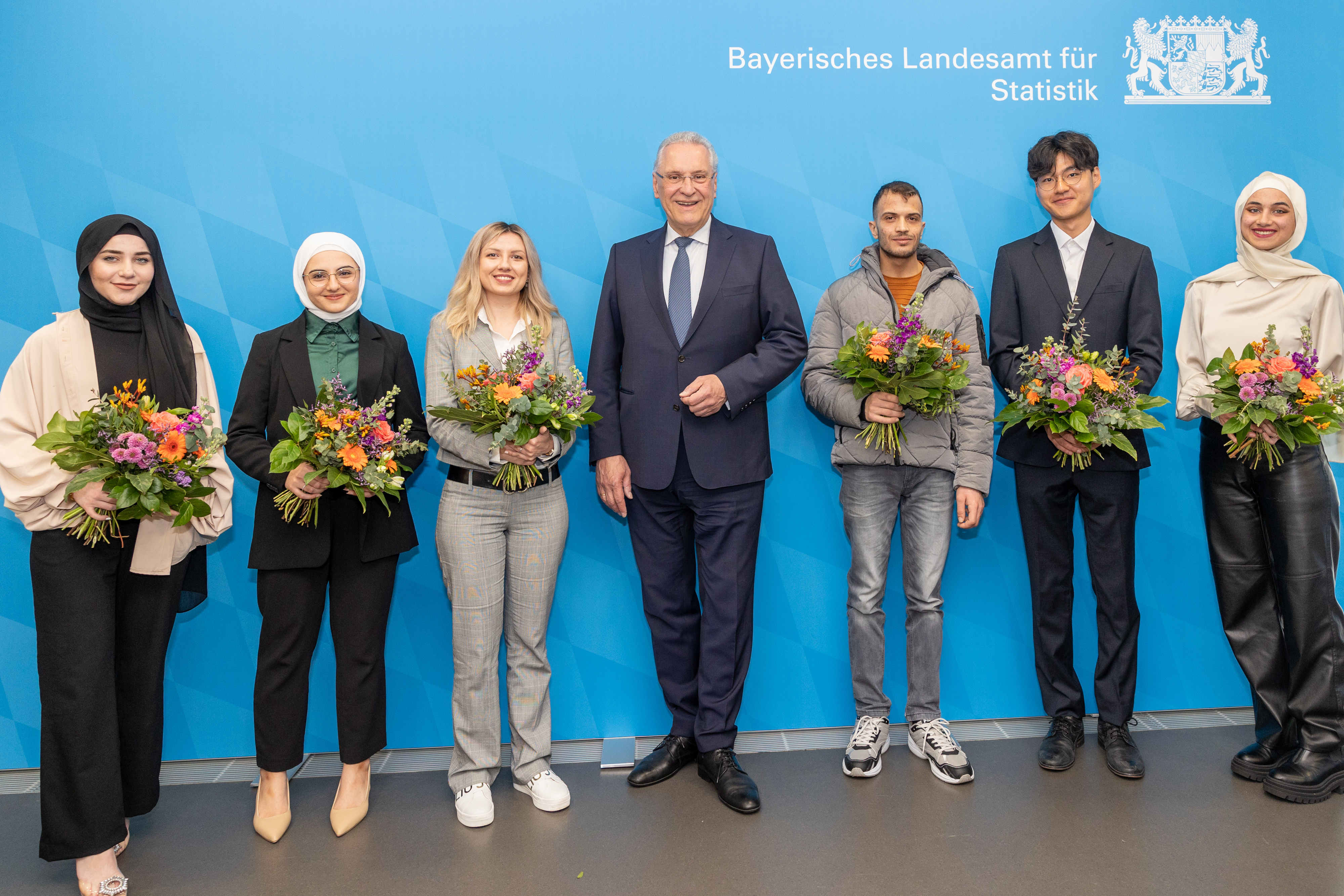 Innenminister Herrmann mit neu Eingebürgerten bei der Pressekonferenz zur Einbürgerungsstatistik Innenminister Herrmann mit neu Eingebürgerten bei der Pressekonferenz zur Einbürgerungsstatistik